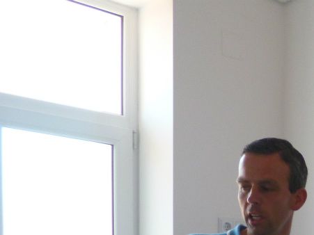 In het ziekenhuis bij 2 achtergelaten baby`s waarvoor Roemeense adoptieouders worden gezocht.