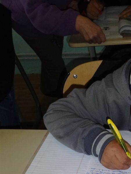 Huiswerkhulp na school voor kansarme kinderen in Kécz. Meer kans op succes bij de vervolgopleidingen en een betere baan. Ook krijgen deze kinderen elke schooldag een eenvoudige maaltijd.